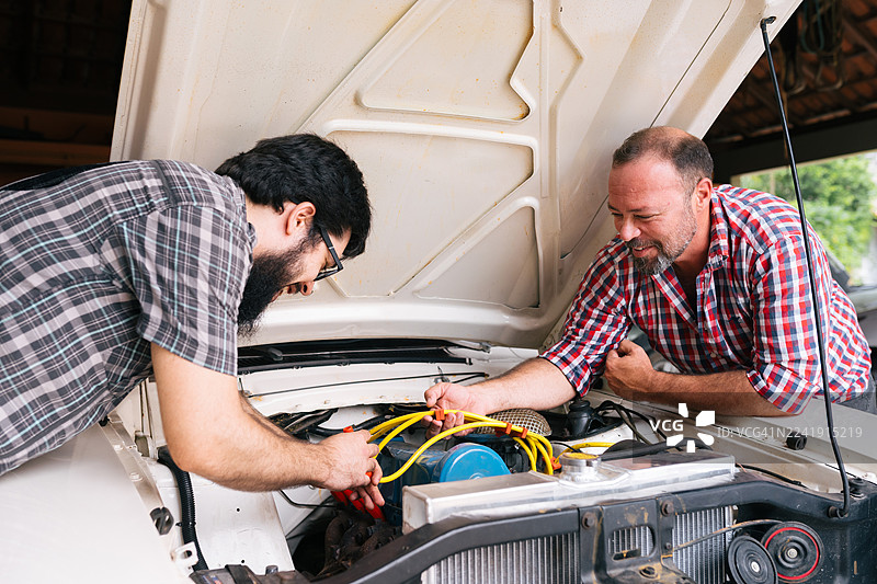 爱好者们讨论改装他们的项目车图片素材