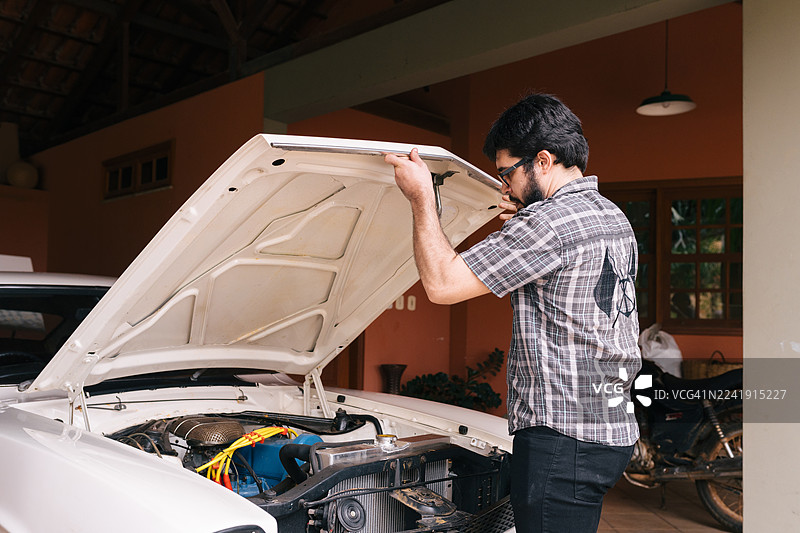 在家中车库里对经典改装车的真实热情图片素材