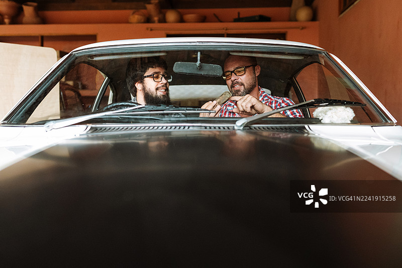 汽车爱好者们一起检查汽车内饰图片素材