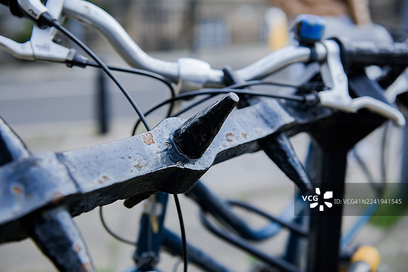 金属自行车架上锁着的自行车图片素材