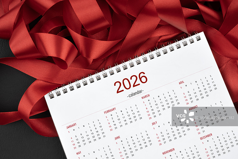 2026年台历，背景为黑色，配有红色缎带。图片素材