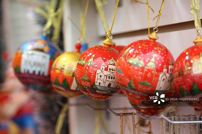 色彩鲜艳的手工圣诞饰品，带有俄罗斯文化元素，准备在街头市场出售图片素材