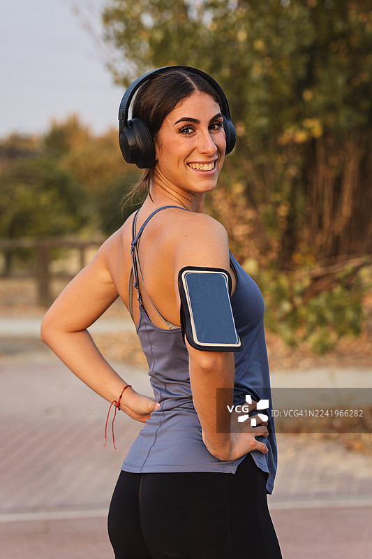 一名女子在户外的斜板凳上做仰卧起坐图片素材