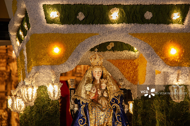 塞维利亚杜斯埃尔马纳斯朝圣节期间，维尔琴·德·瓦尔梅在装饰华丽的马车上的特写图片素材