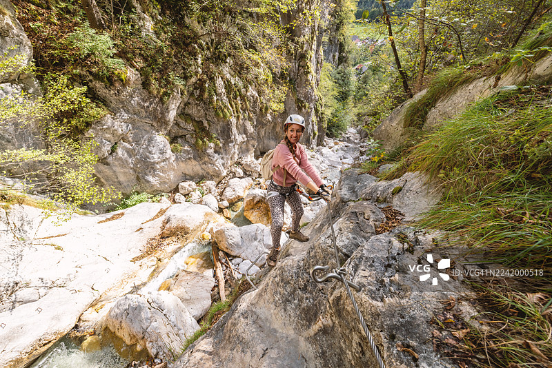 穿着安全装备的女性正在攀登洛矶山脉的岩石小径图片素材