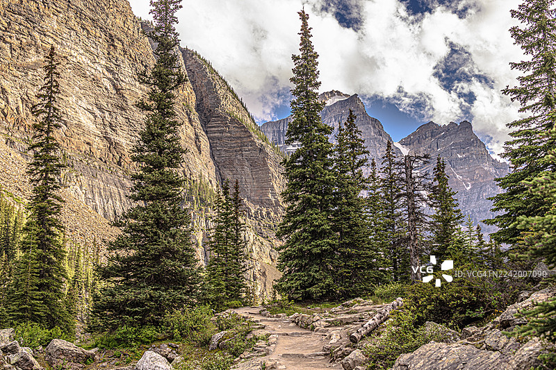 莫琳湖岩石堆步道图片素材
