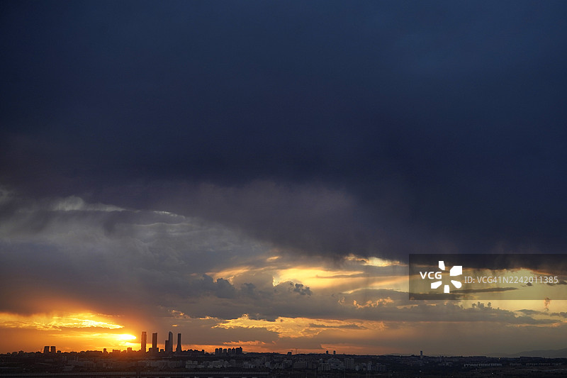 马德里城市上空的风暴天气日落图片素材