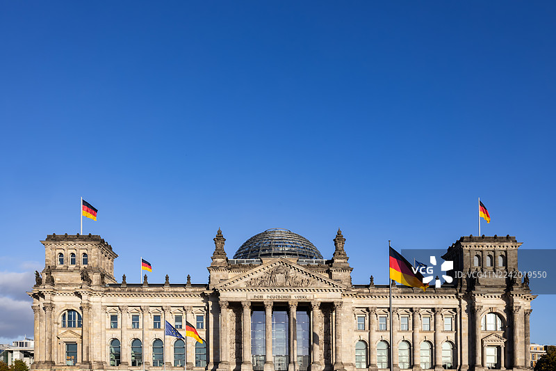 柏林德国国会大厦（德国联邦议院/德国议会大楼）外观，挂满德国国旗，蓝天白云图片素材