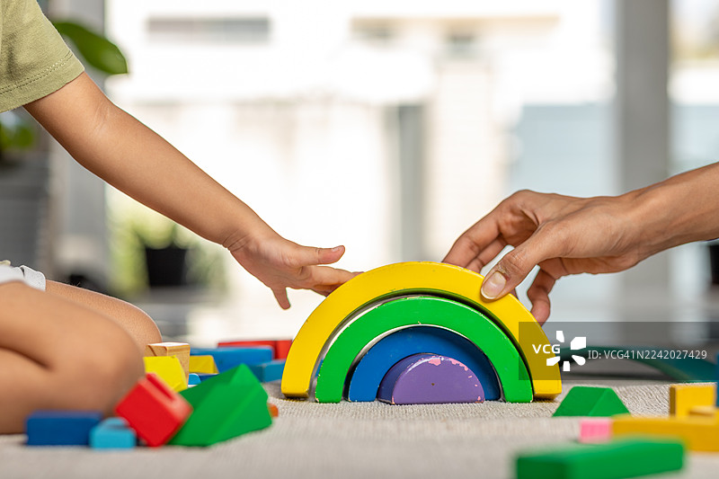 下午在家玩耍时，色彩鲜艳的积木搭建出了彩虹般的结构图片素材