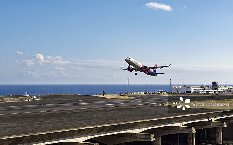 一架维兹航空的飞机从马德拉的丰沙尔克里斯蒂亚诺·罗纳尔多国际机场起飞。图片素材