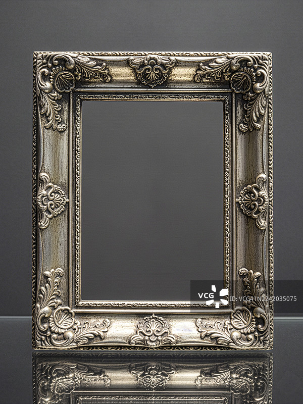 深色背景上的华丽银色相框模板图片素材