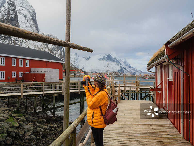 冬季，一名女子在罗弗敦群岛的一个渔村探索并拍摄罗布尔。图片素材