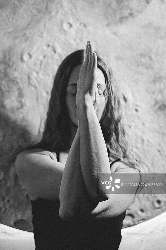 女性瑜伽冥想，背景为月亮图片素材