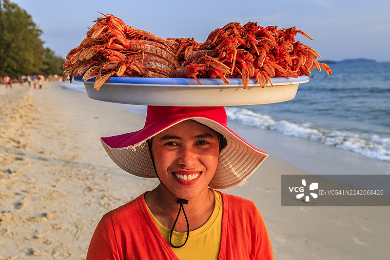 柬埔寨妇女在海滩上出售新鲜龙虾，西哈努克市，柬埔寨图片素材