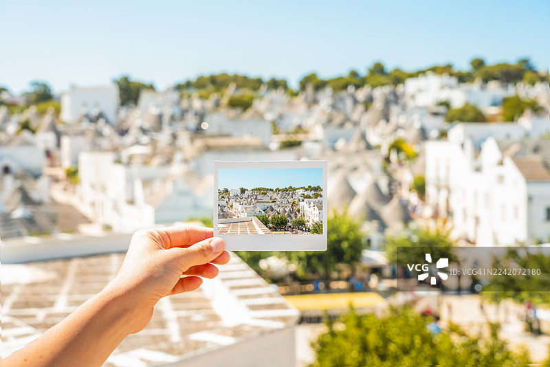 意大利普利亚大区阿尔贝罗贝洛的宝丽来照片重叠的个人视角图片素材