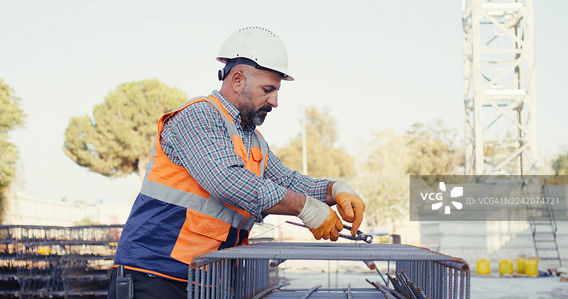 建筑工地，施工人员正在为柱子绑扎钢筋笼图片素材