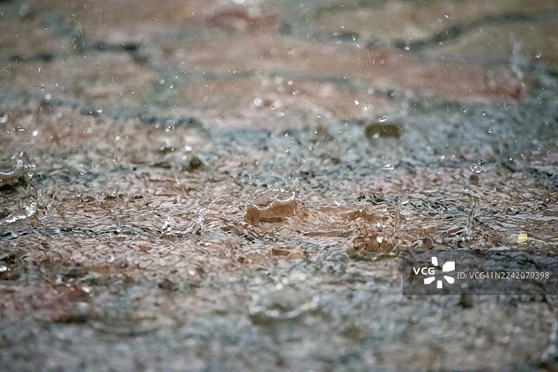 雨水拍打着铺路石图片素材
