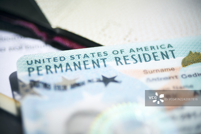 美国永久居民卡（绿卡）放在各种官方文件中间图片素材