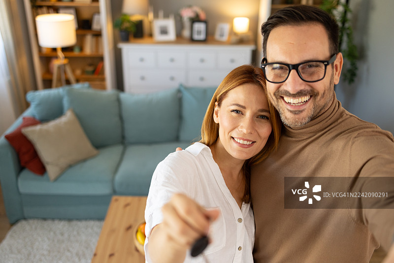 一对夫妇怀着无比的喜悦享受着他们的新家图片素材