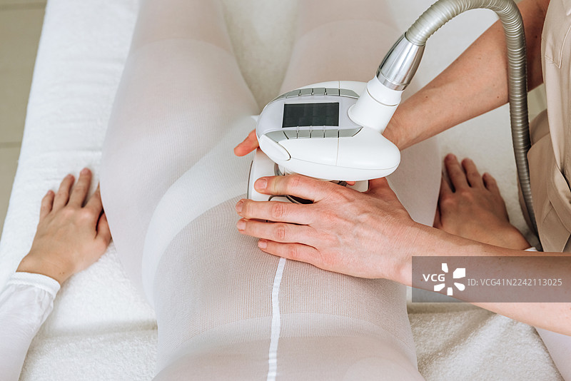 特写镜头：一名女子正在接受LPG按摩器的按摩图片素材