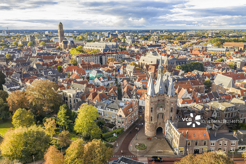 秋日里，俯瞰美丽的兹沃勒市图片素材