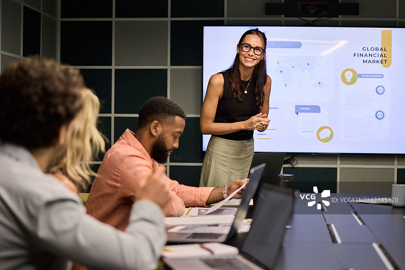 微笑的女商人在回答员工的提问图片素材