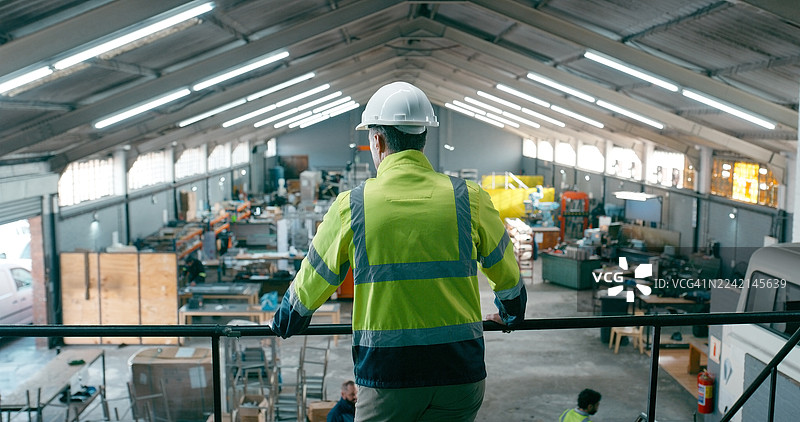 仓库中的技术人员和男士，用于制造解决方案、规划和安全合规。工厂阳台上的工程师、人员或监管人员，用于供应链、质量保证或检查。图片素材