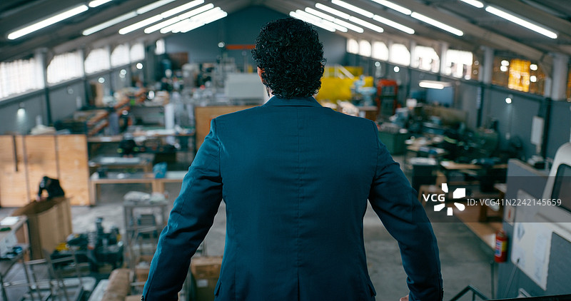制造，一名男子或经理在工厂进行检查、安全合规或质量控制。他在后面，监控工程流程，或在工厂、装配线生产力或生产检查中的主管。图片素材