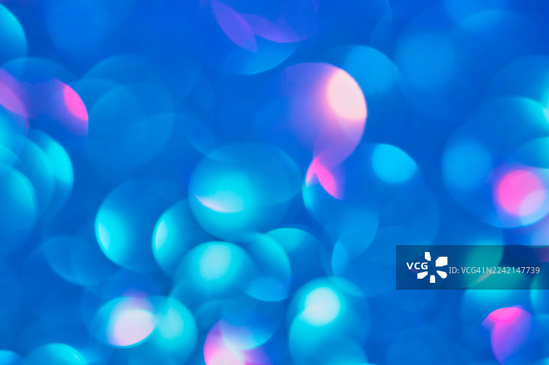 蓝色散景抽象灯光背景，带有柔和的光晕，适用于节日装饰和科技设计图片素材
