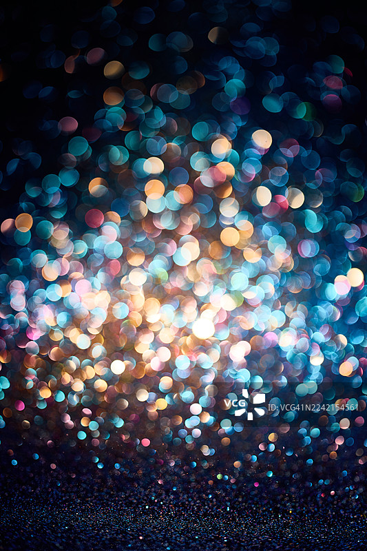 充满活力的散景灯光，营造出梦幻多彩的抽象背景，适用于节日或营销视觉效果图片素材