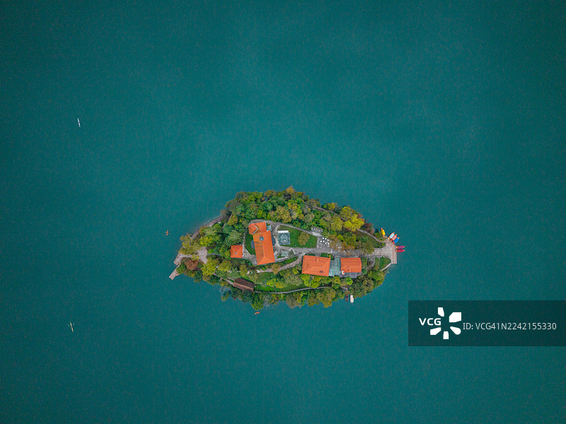 无人机航拍斯洛文尼亚布莱德湖及其著名的岛屿教堂图片素材