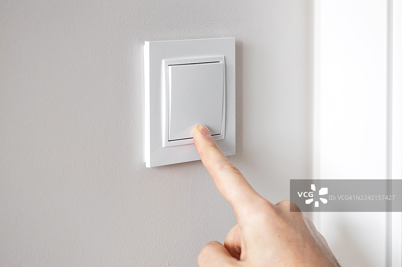 手正在关灯图片素材