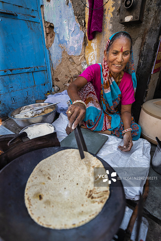印度街头小贩制作食物 - 恰巴提，一种扁平面包图片素材