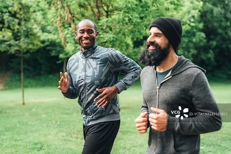 户外有氧训练。快乐的运动员在自然环境中一起跑步，享受乐趣。图片素材