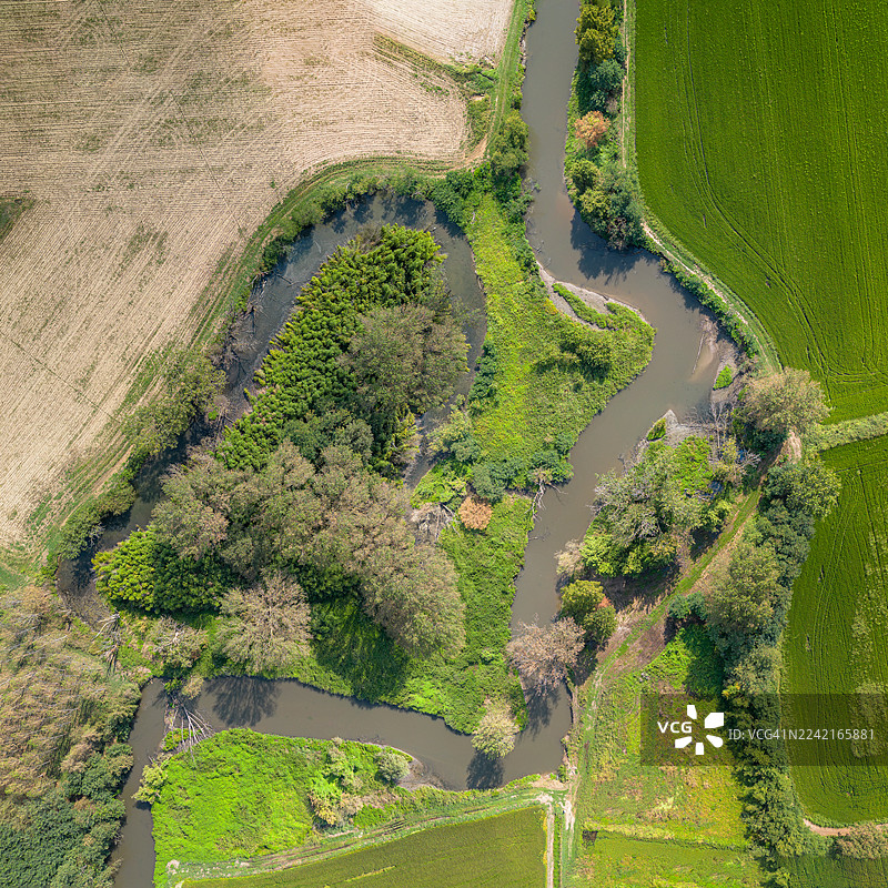 从空中俯瞰奥洛纳河在波河平原乡村形成的岛屿图片素材