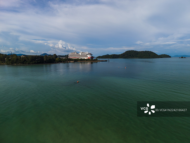 邮轮停靠在森林海岸附近图片素材