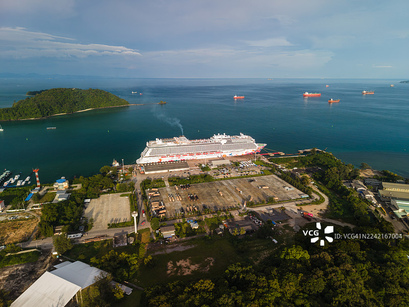 热带港口停靠的游轮，俯瞰视角图片素材