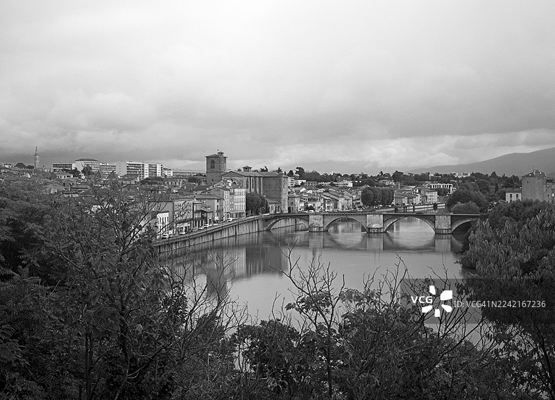 法国罗马-苏尔-伊泽尔城市天际线景观图片素材