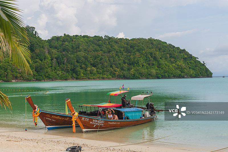皮皮岛（Phi Phi Don）是皮皮群岛中最大的岛屿，拥有美丽的沙滩和通赛湾（Ton Sai Bay）中心清澈的海水。这里是商业中心，酒店和度假村全年都深受游客欢迎。图片素材