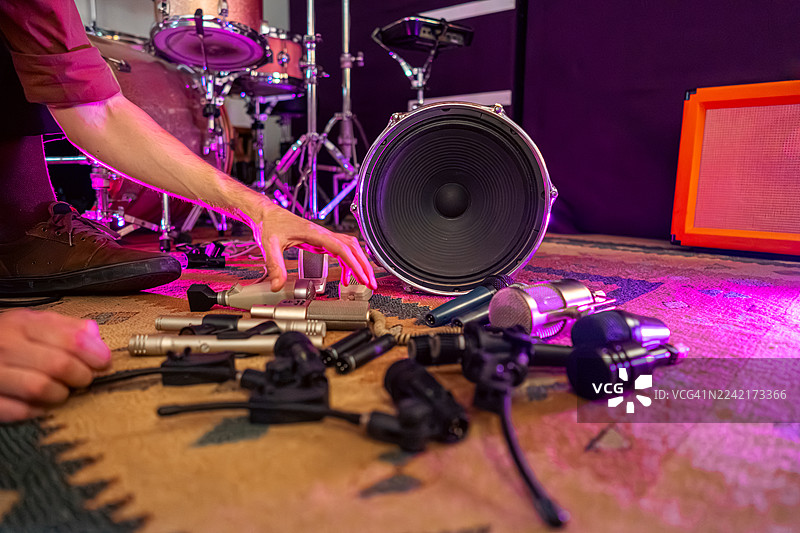 专注的男性录音师在音乐工作室设置音频设备图片素材