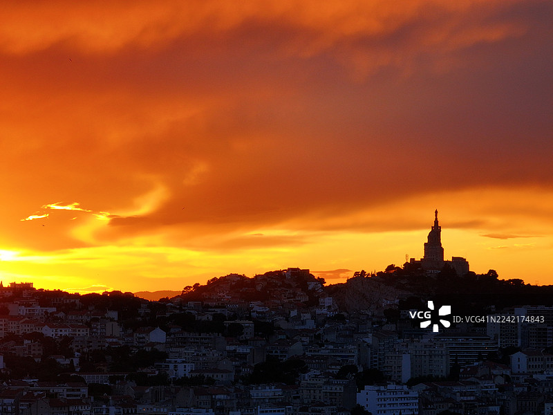 法国马赛市日落天际线与守护神圣母教堂图片素材