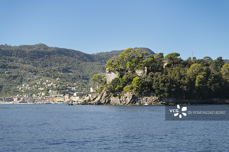 晴天时从船上看到的里维埃拉和从拉帕洛到波托菲诺（意大利利古里亚）的海岸线图片素材