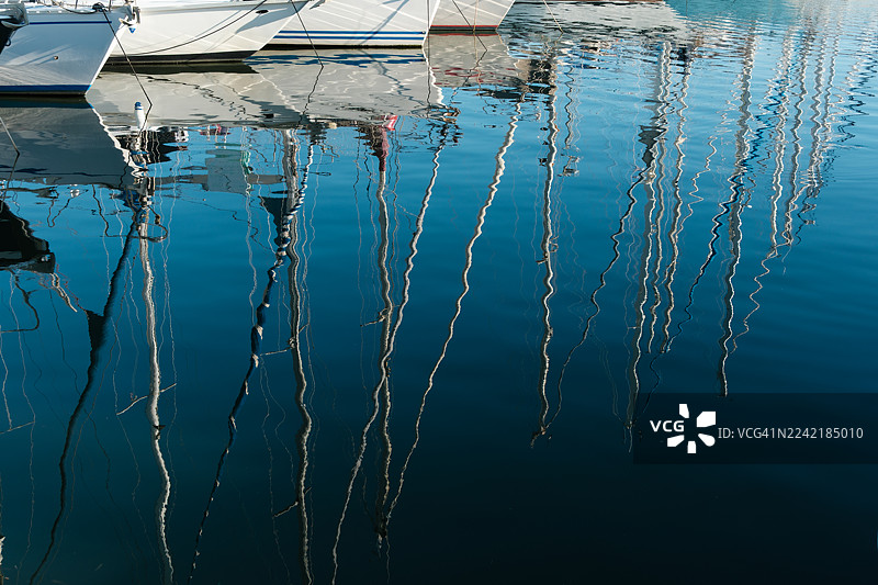 彩色船体在水中的倒影和船桅图片素材