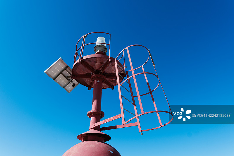 港口灯塔在天空的映衬下闪耀图片素材