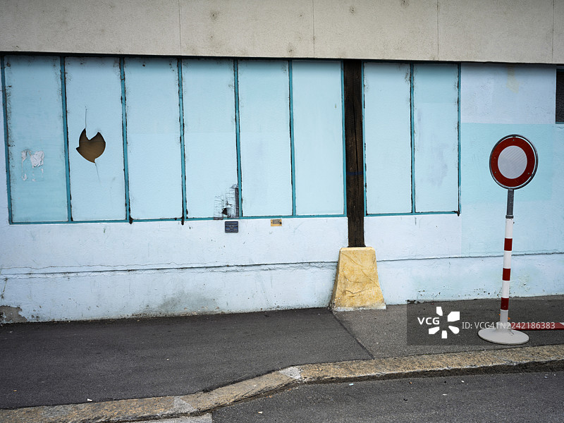 蓝色墙壁和禁止通行交通标志，市中心比尔的道路封闭，空红圈标志图片素材