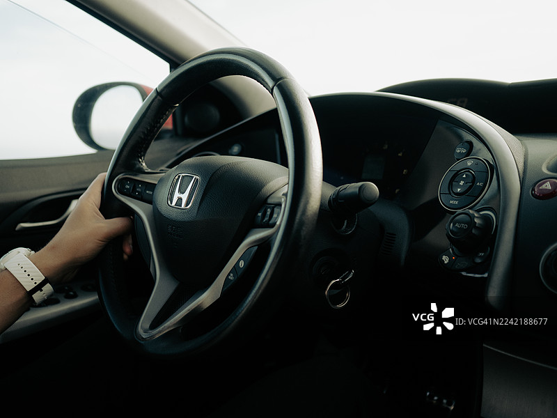 本田汽车内部，有驾驶员图片素材
