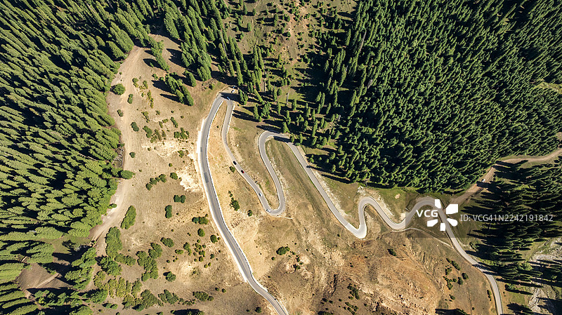 新疆天山库尔德宁山路航拍图图片素材