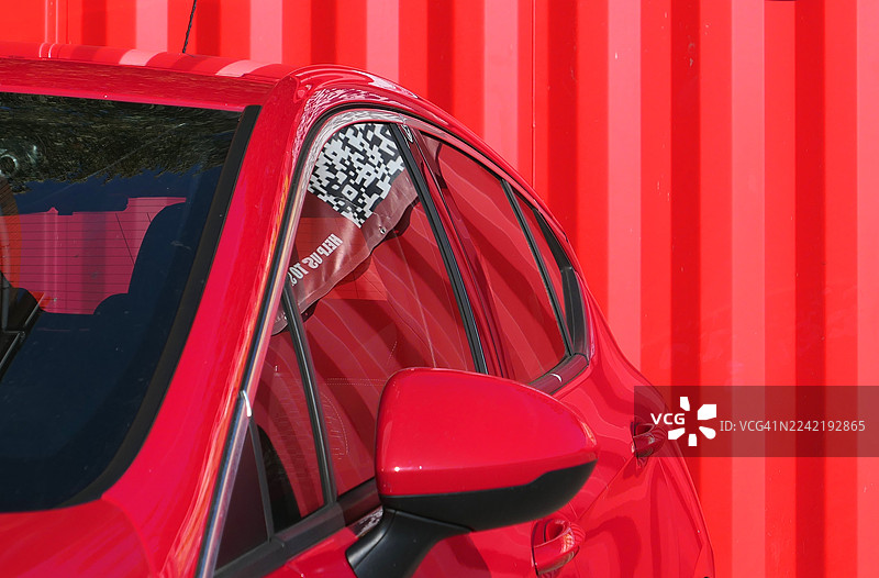 红色汽车，红色背景图片素材