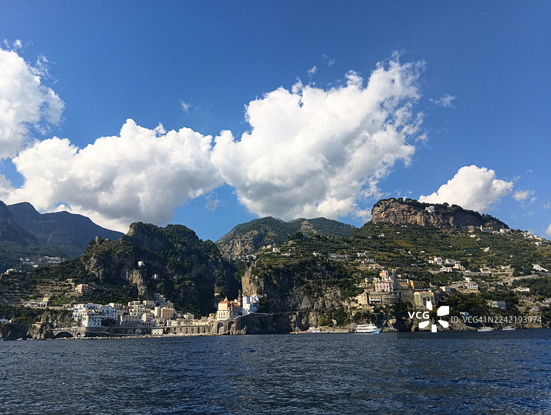 俯瞰海边的阿马尔菲海岸，远眺阿特拉尼村庄图片素材