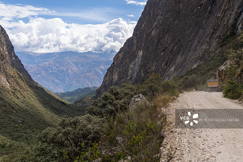 秘鲁兰加努科泻湖的戏剧性道路图片素材